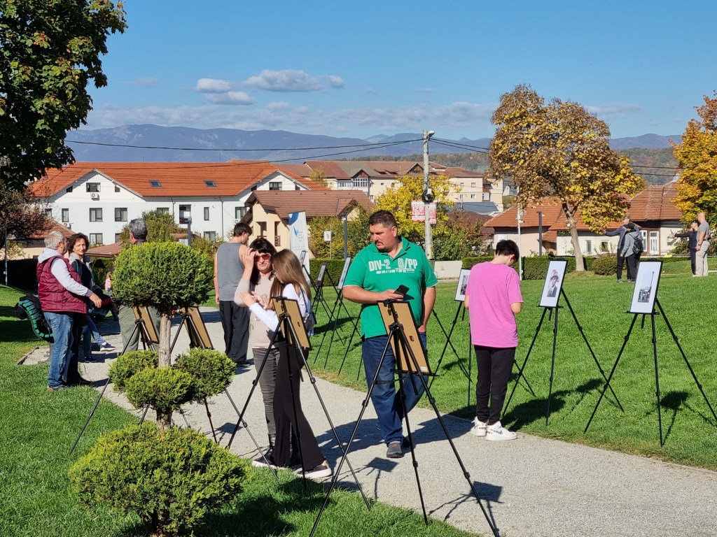 Sute de vizitatori la o expoziție de fotografie documentară la Târgu Jiu