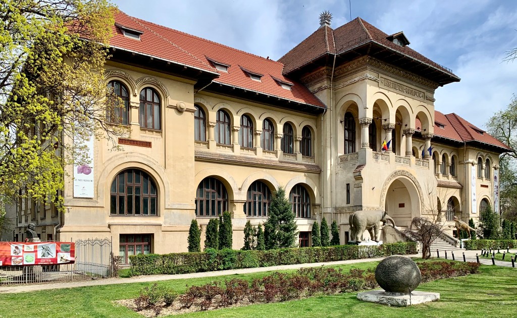 Se deschide Expoziția de fotografie digitală pentru elevi „Culorile vacanței”, la Muzeul Geologic&nbsp;Național